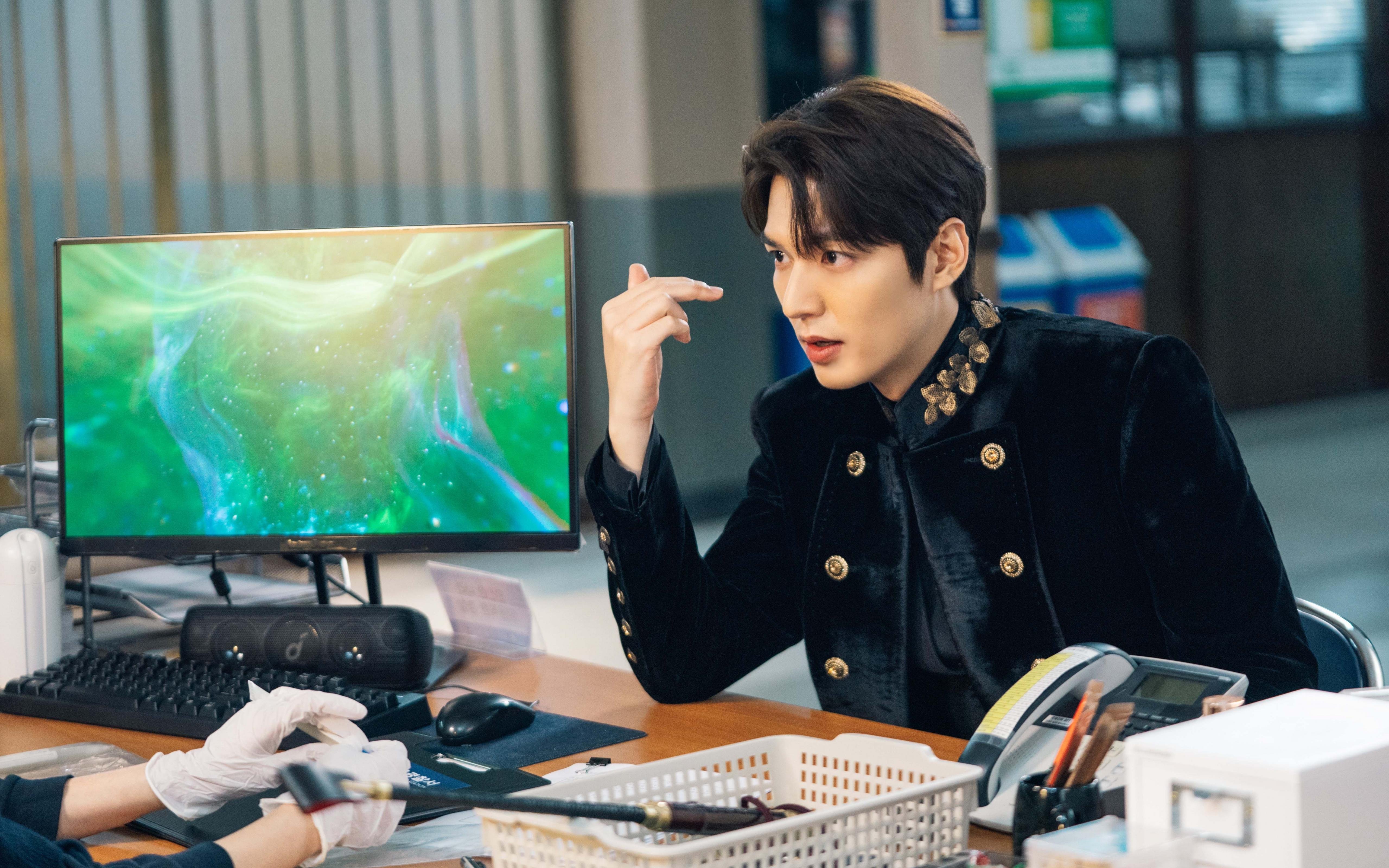 战术的手术刀，里昂如何用法比尼奥这一枚棋子，让利物浦的红色狂潮凝固在安菲尔德之夜